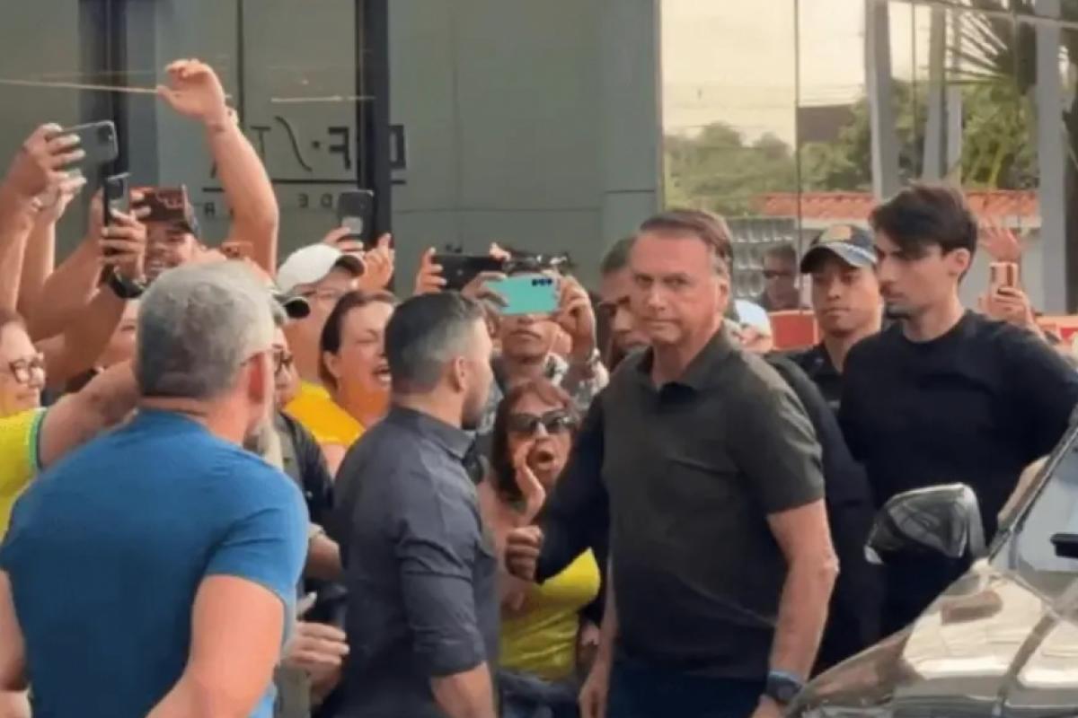 Ex-presidente Jair Bolsonaro chega ao hospital para procedimento