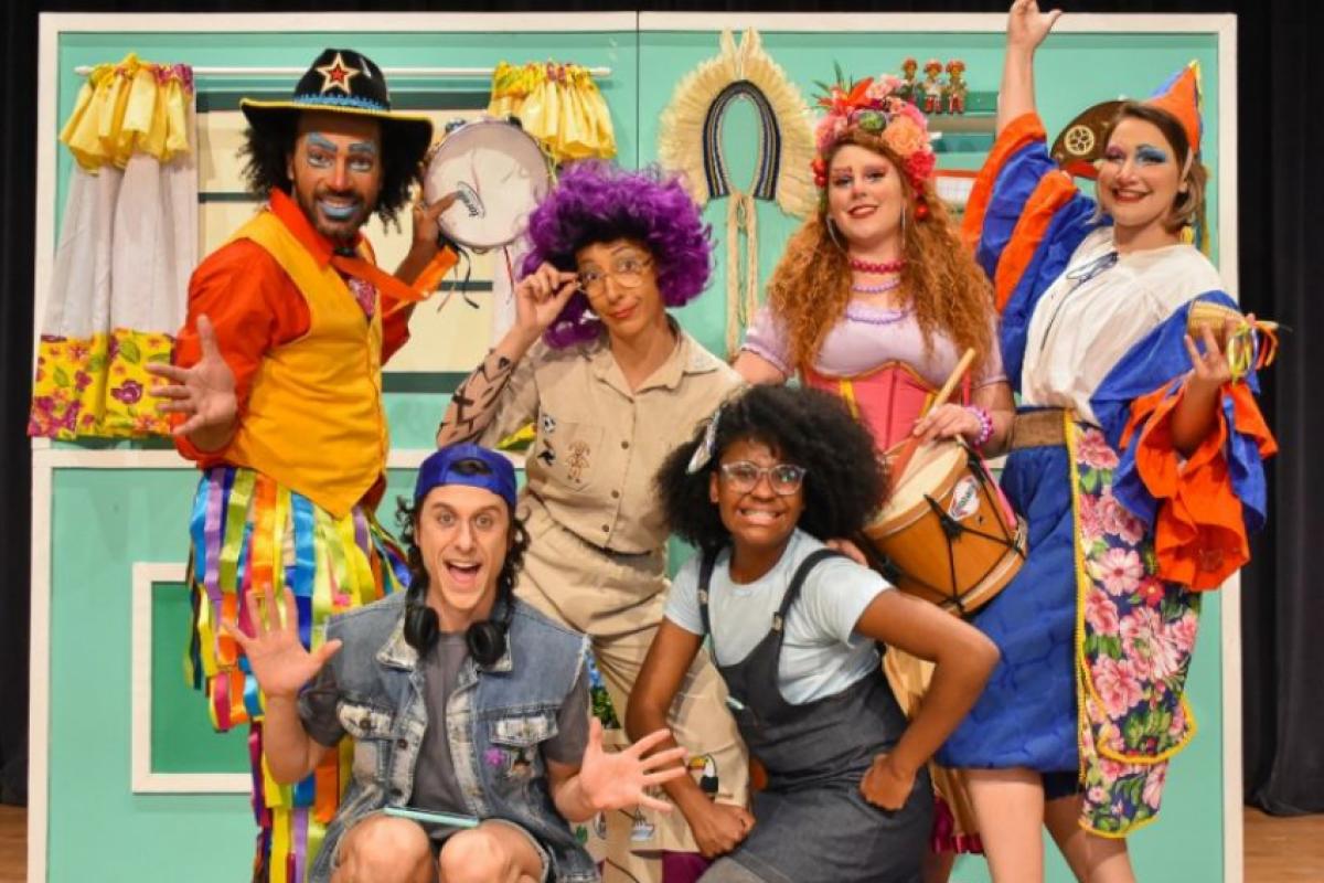 O grupo Mercúrio Cultural apresenta uma peça que mistura humor, mistério e tradições populares brasileiras para todas as idades.