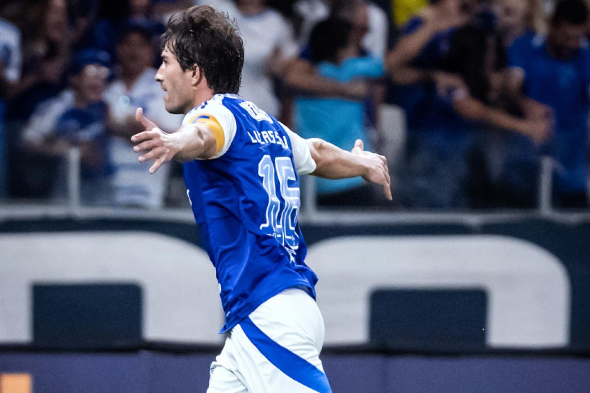 Lucas Silva abriu para o Cruzeiro
