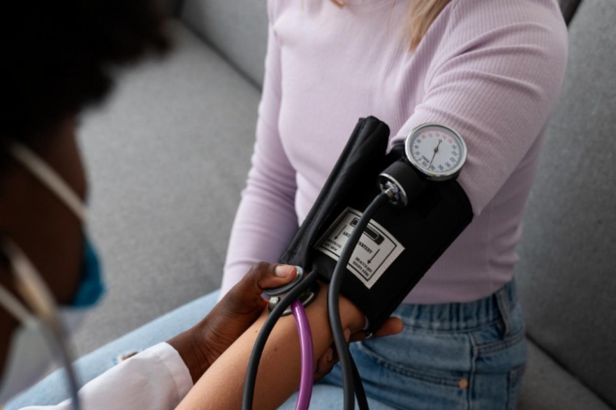 A Diretriz Brasileira de Hipertensão Arterial, sugere que níveis acima de 12 por 8 já devem ser monitorados. 