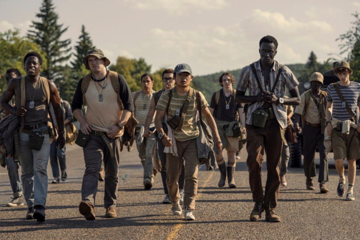 Em A Longa Marcha, 50 jovens são forçados a caminhar sem parar até restar apenas um sobrevivente.