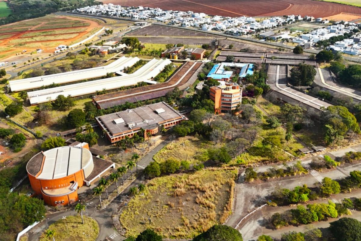 A área adquirida do campus possui 189.855,29 metros quadrados, sendo 45 mil de área construída