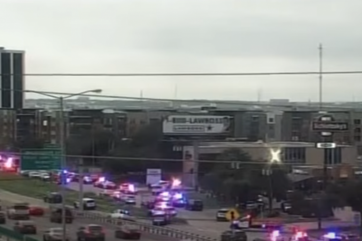 O suspeito abriu fogo a partir do telhado de um prédio vizinho.