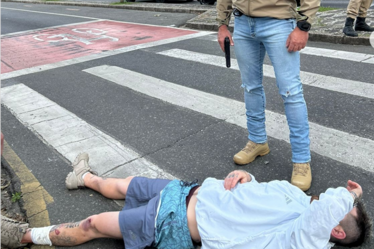 Uma tatuagem de carpa na perna chamou a atenção do secretário, por estar ligada a facções criminosas.