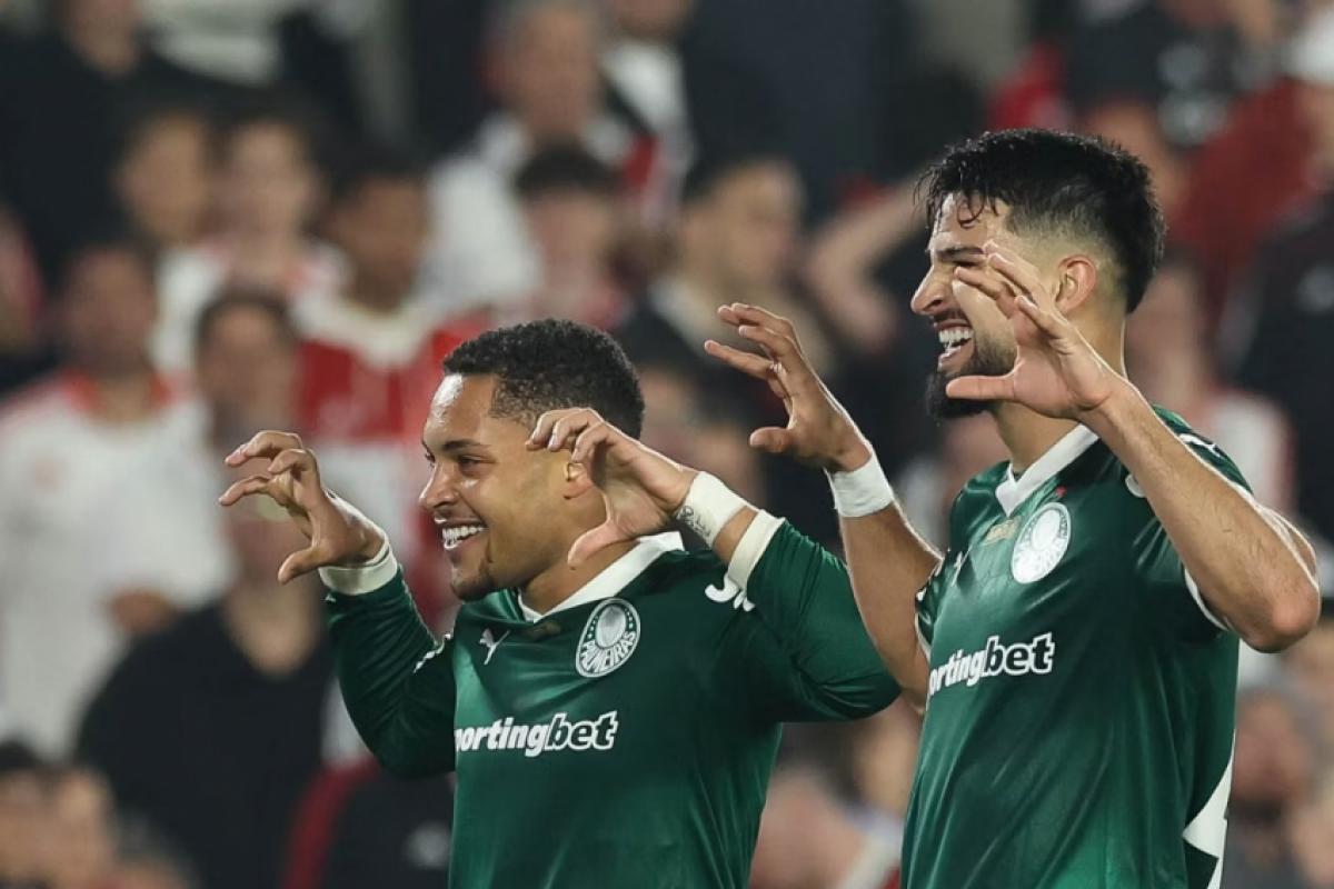 Vitor Roque e Flaco López