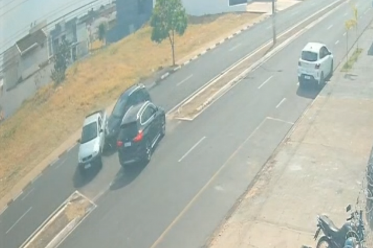 Batida entre carros na avenida Hugo Betarello, em Franca, nesta sexta-feira