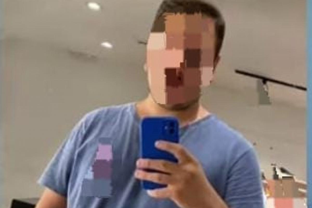 O suspeito está sendo procurado pela polícia, com mandado de prisão expedido