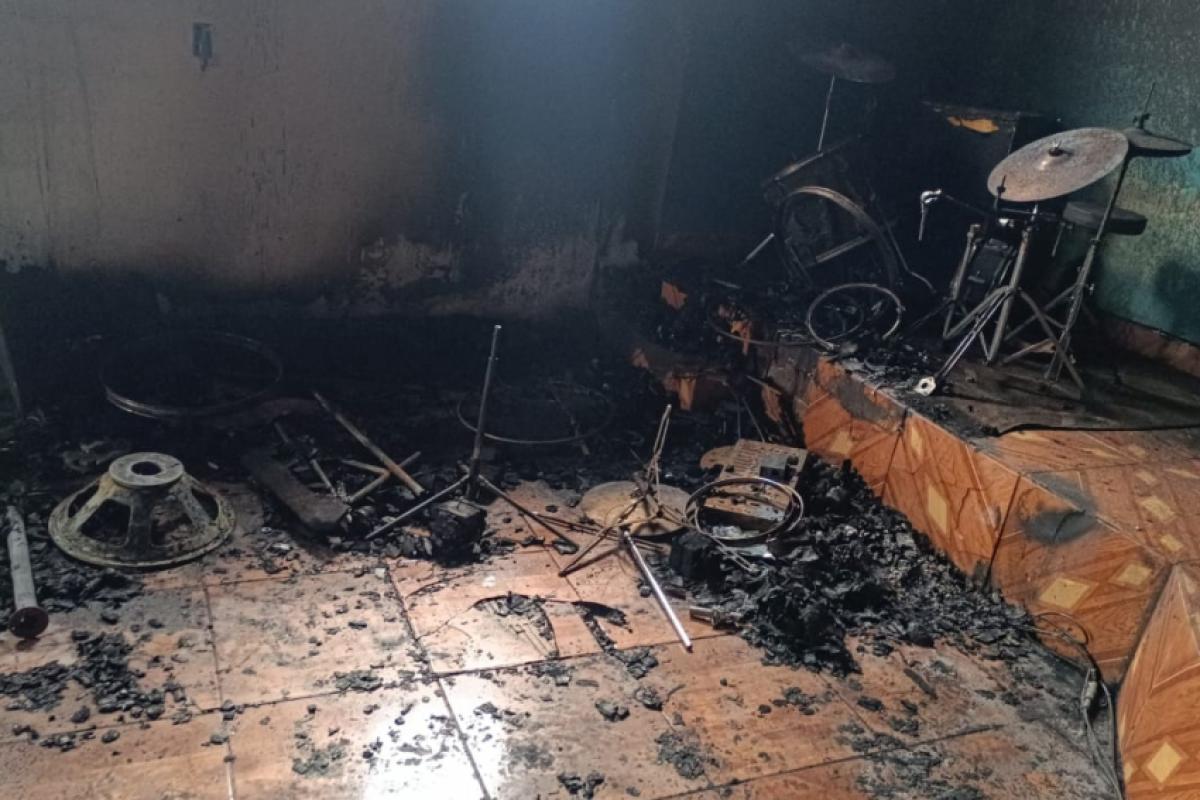 Fogo destruiu parte do interior de uma igreja no Jardim dos Ipês II; não houve feridos.