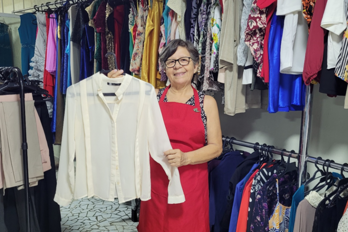 Voluntárias recebem as doações para preparar as próximas edições do bazar