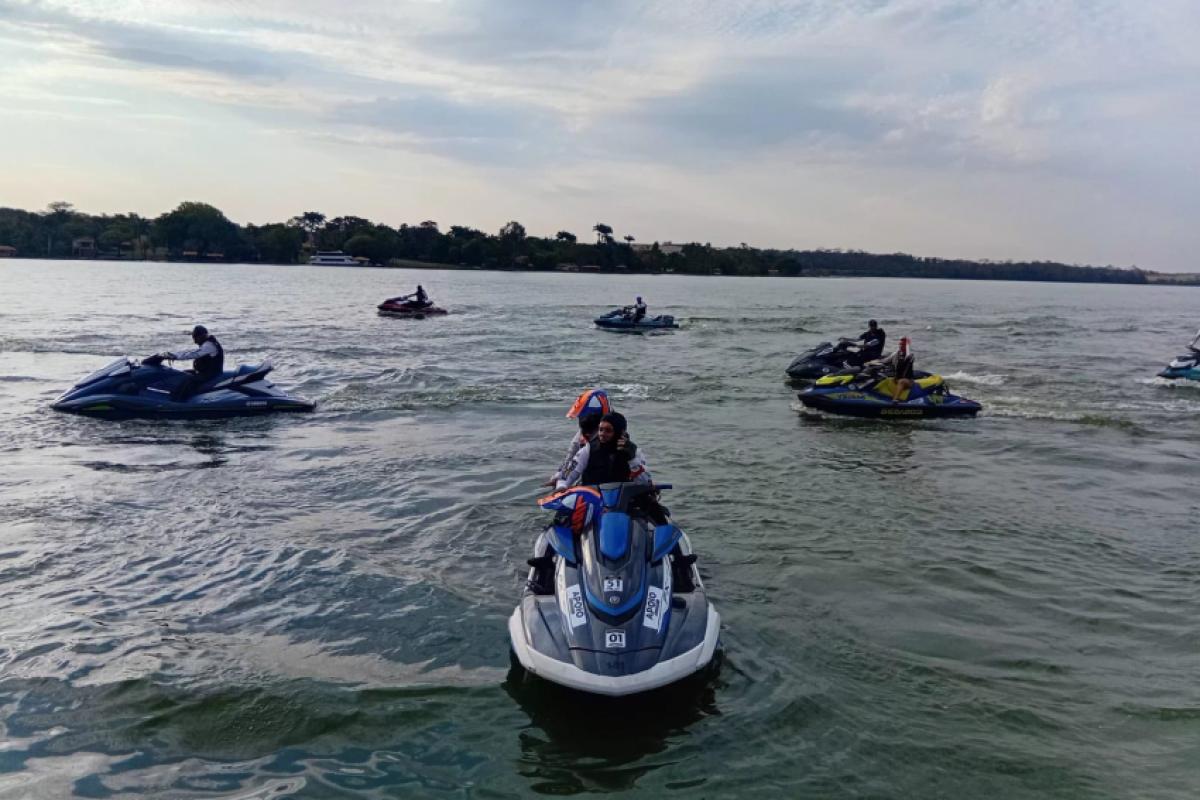 Mais de 60 embarcações, com cerca de 100 participantes, ancoraram na Praia Municipal “Prefeito José Ruiz”