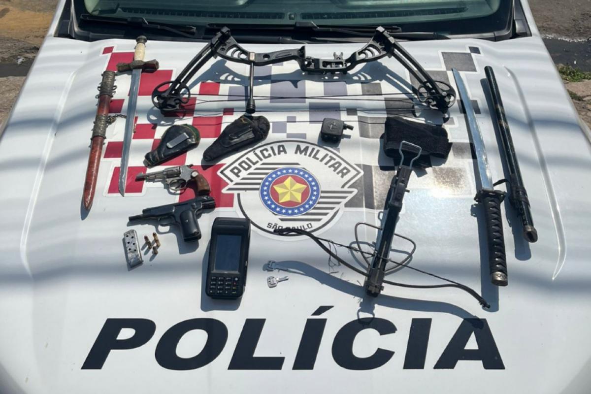 As armas, espadas e arco foram apreendidos