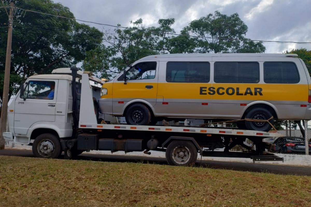 Quatro veículos foram removidos ao pátio e os outros três foram bloqueados administrativamente até que resolvam as pendências