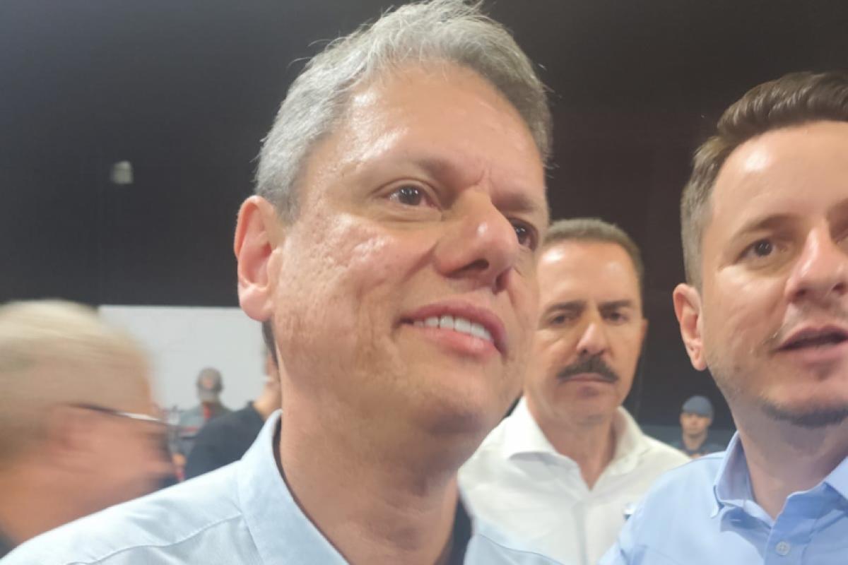 Governador chegando às dependências da igreja Amor e Cuidado, em Araçatuba