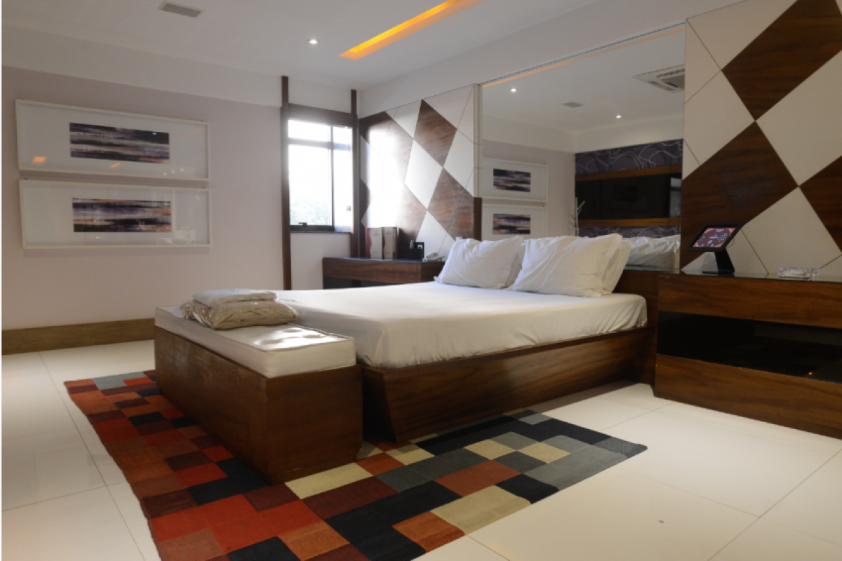 Cada hotel ou pousada define o check-in e o check-out, mas deve informar isto claramente já na contratação.