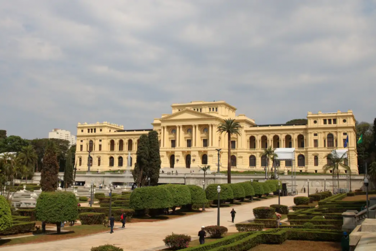 A programação tem início às 9h, no Espaço Esplanada, em frente ao museu, com uma performance cênica do grupo Sampalhaças