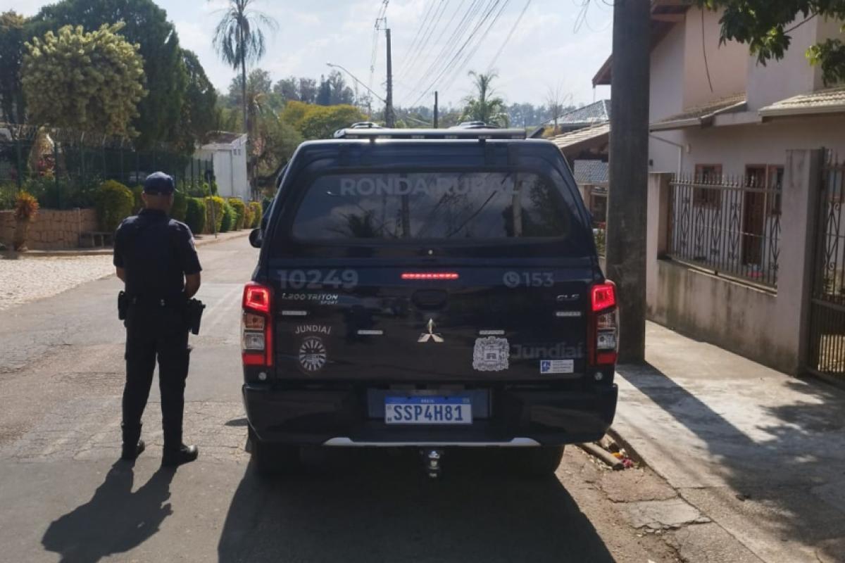 Homem foi conduzido para o Plantão Policial, onde foi dado cumprimento ao mandado de prisão.