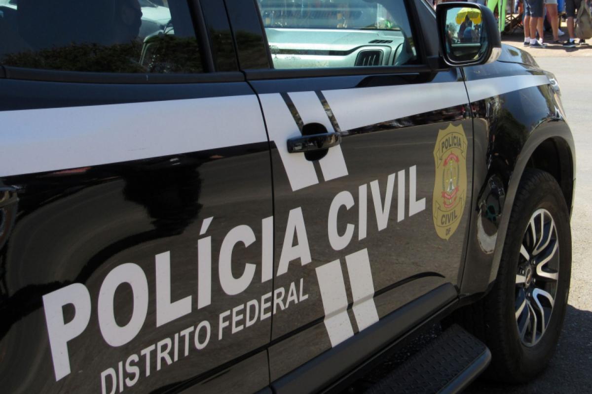  Um dos moradores abriu o portão e foi rendido. 