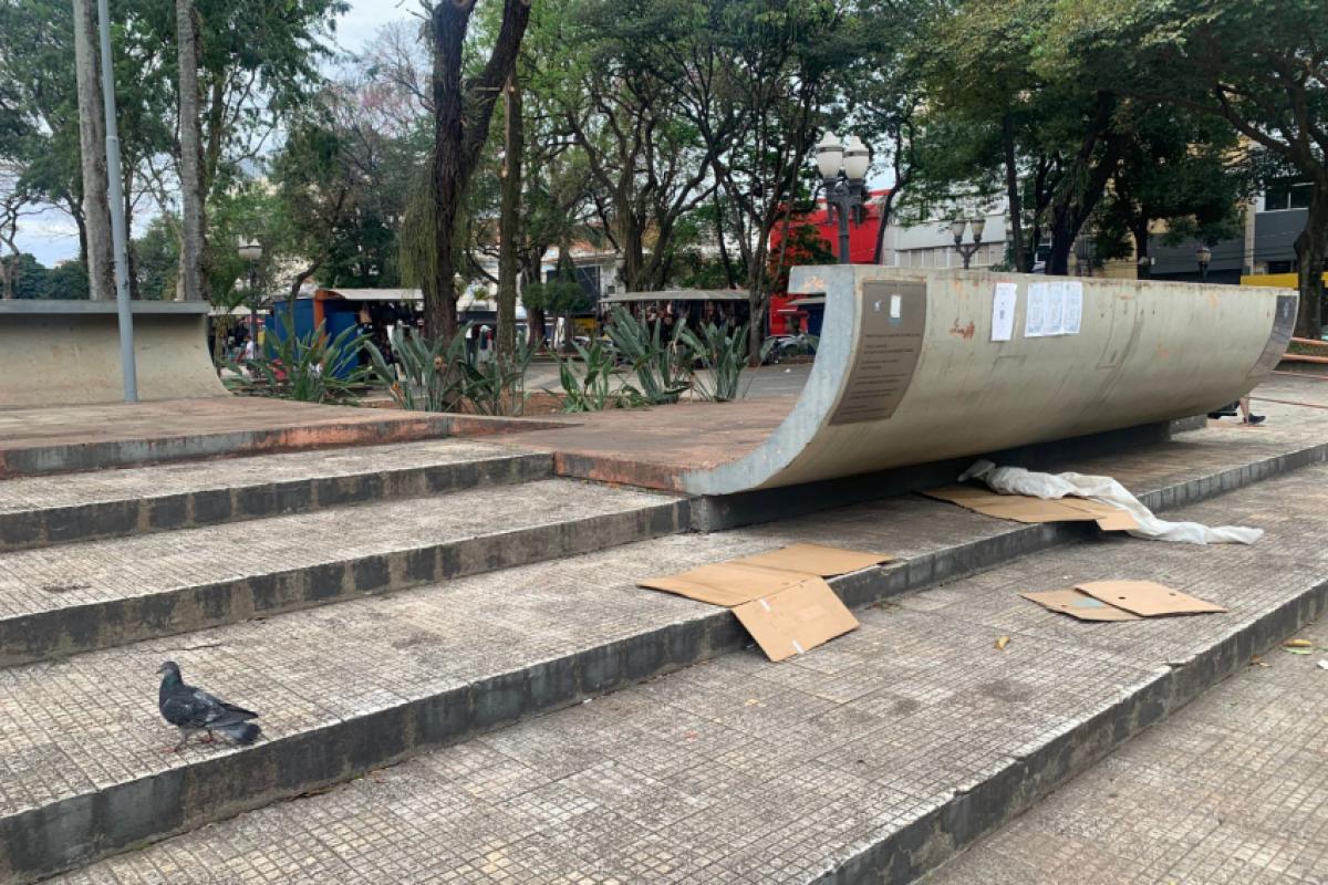 O espaço público apresenta sinais de abandono, com problemas estruturais, de limpeza, manutenção e segurança