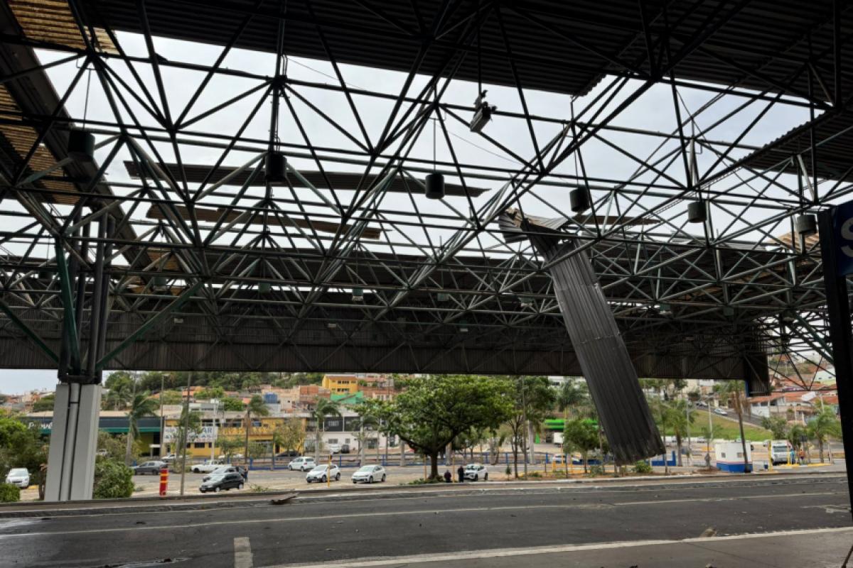 Quase todas as telhas da área de embarque dos passageiros foram arrancadas