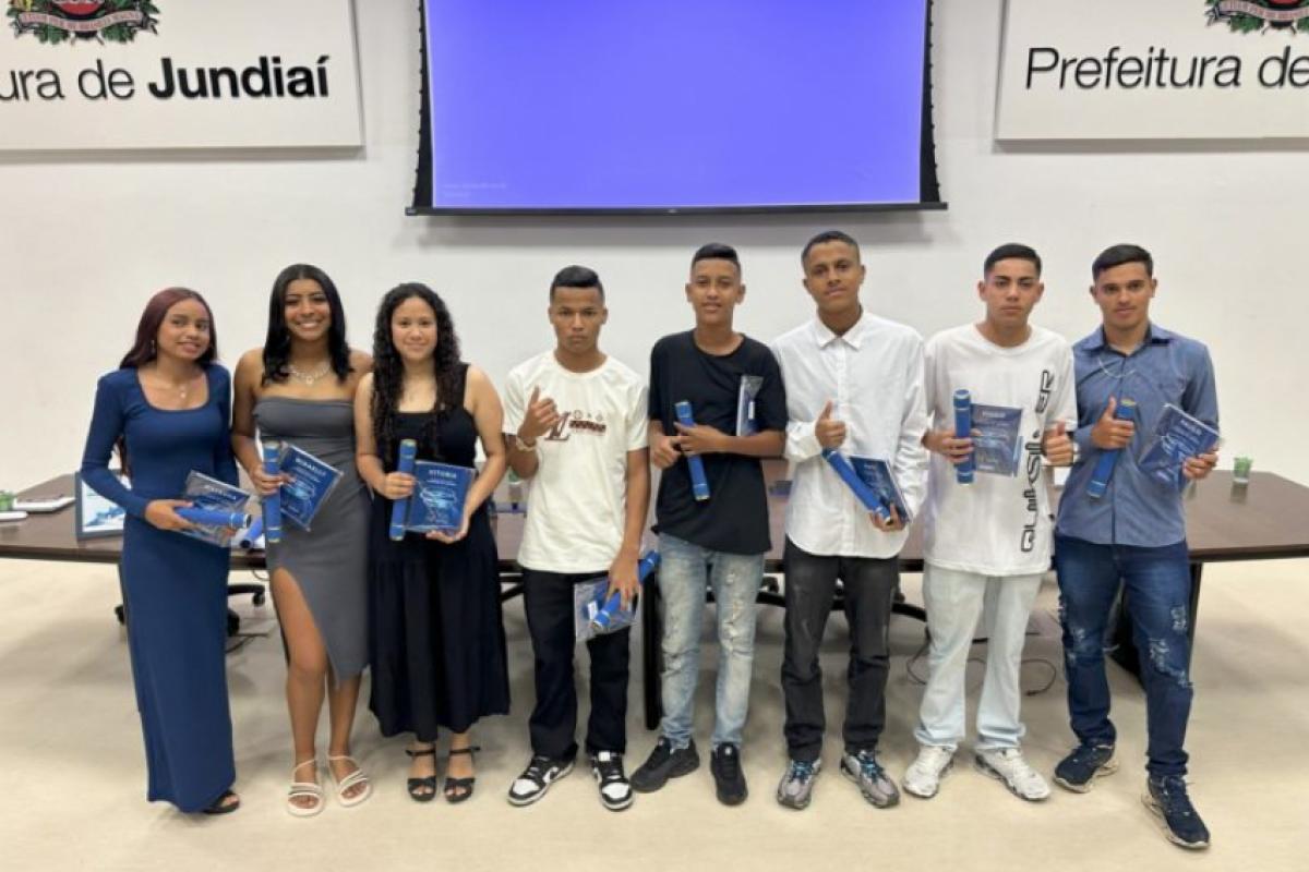 A iniciativa atende adolescentes do Cadastro Único, oferecendo capacitação e inclusão social