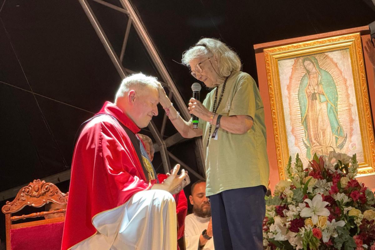 Tia Lolita durante a oração para o Padre Marcelo Rossi no Hallel de 2025