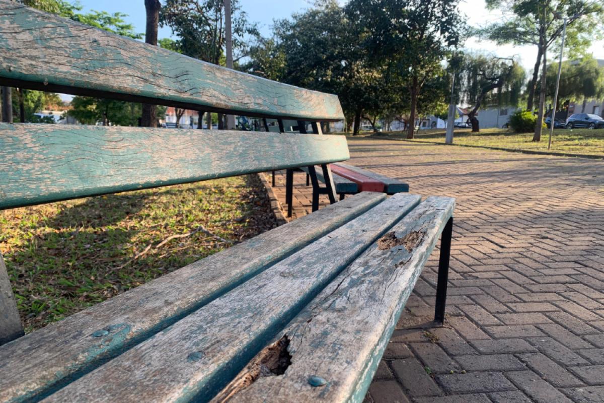 Entre os problemas observados estão bancos quebrados, brinquedos danificados, ausência de iluminação pública em pontos específicos e calçadas em más condições