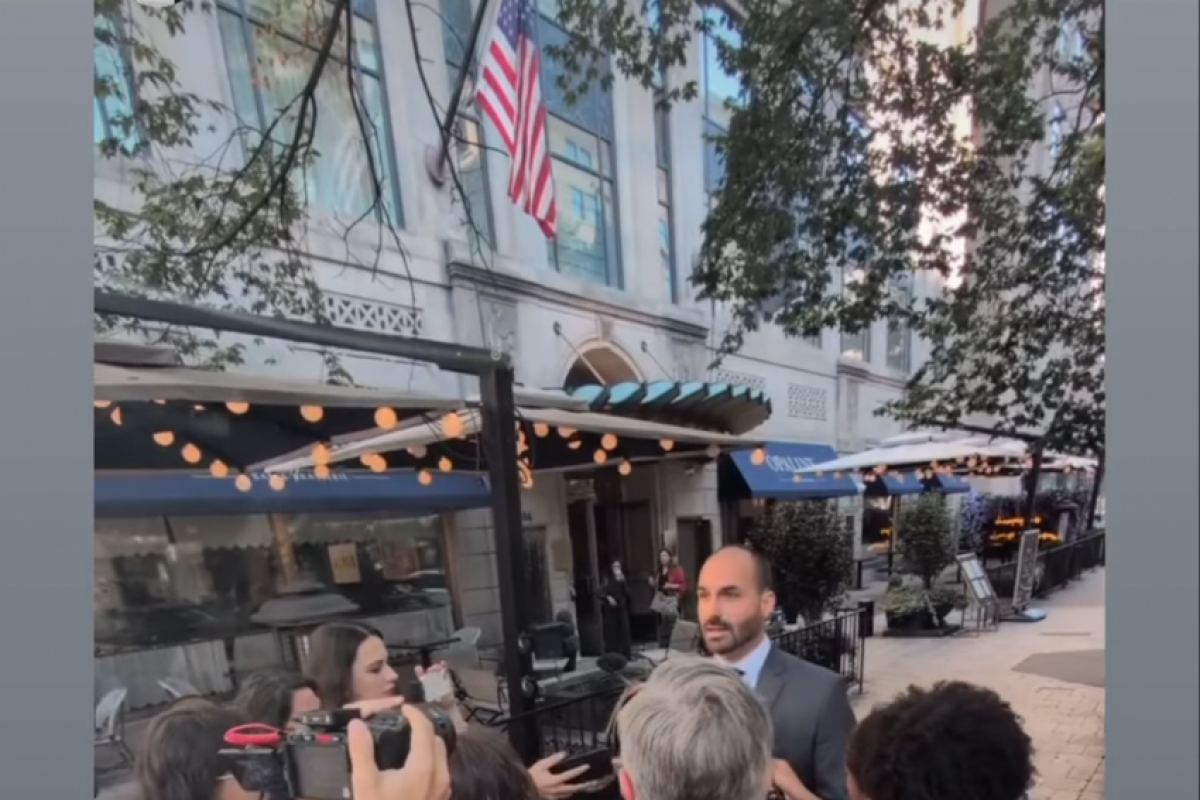 Eduardo tirou licença de 120 dias do mandato e viajou para os EUA, de onde articula punições a autoridades brasileiras.