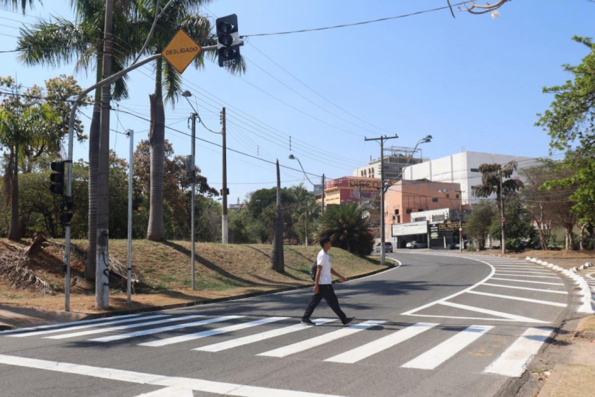 Novo semáforo com botoeira começa a operar nesta terça.