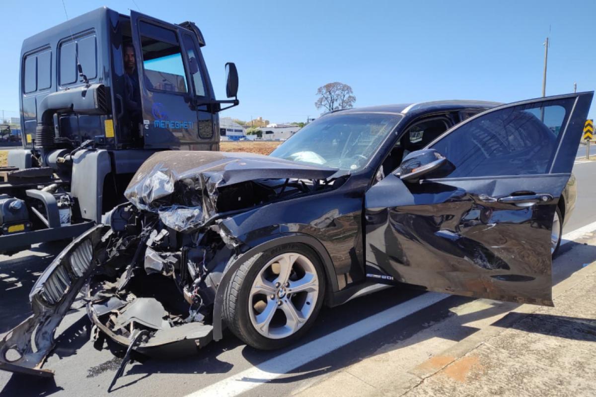BMW X1 teve a frente destruída e acionamento do airbag