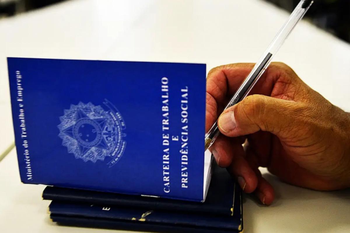 O trimestre foi marcado também pelo recorde no número de trabalhadores com carteira assinada, 39,1 milhões