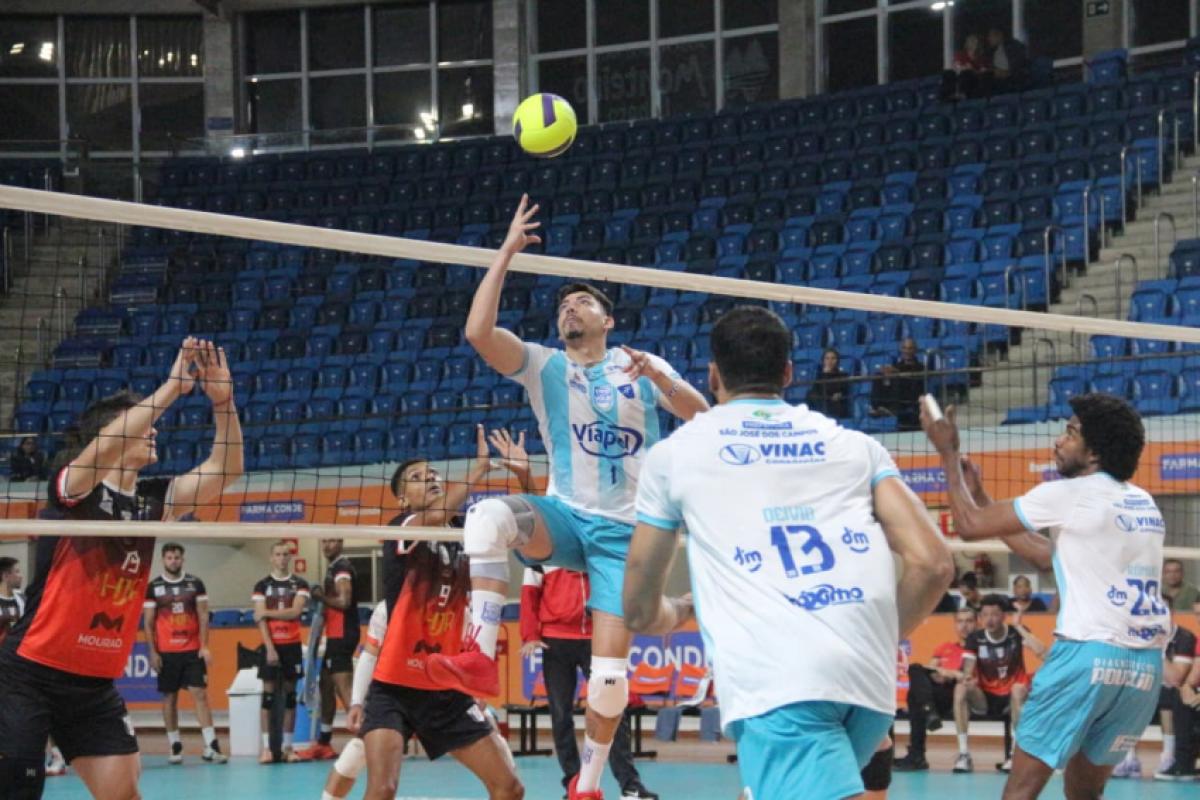 Lance do jogo entre São José e Praia Grande