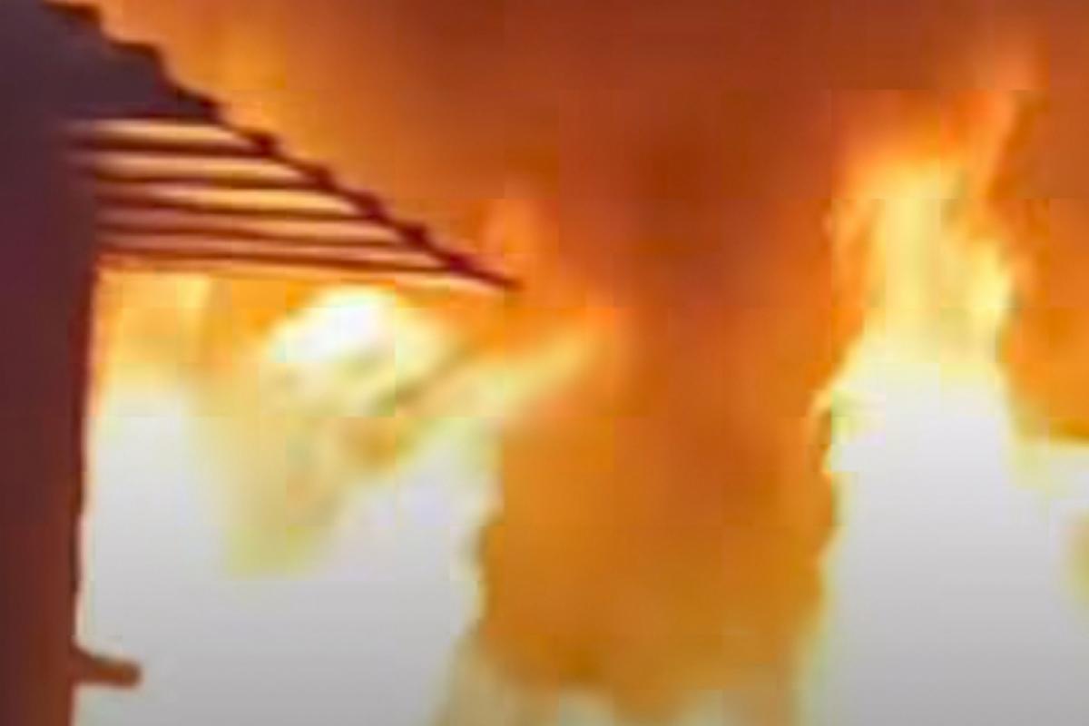 Após ver a mulher baleada e sangrando, o homem ateou fogo no barraco. 