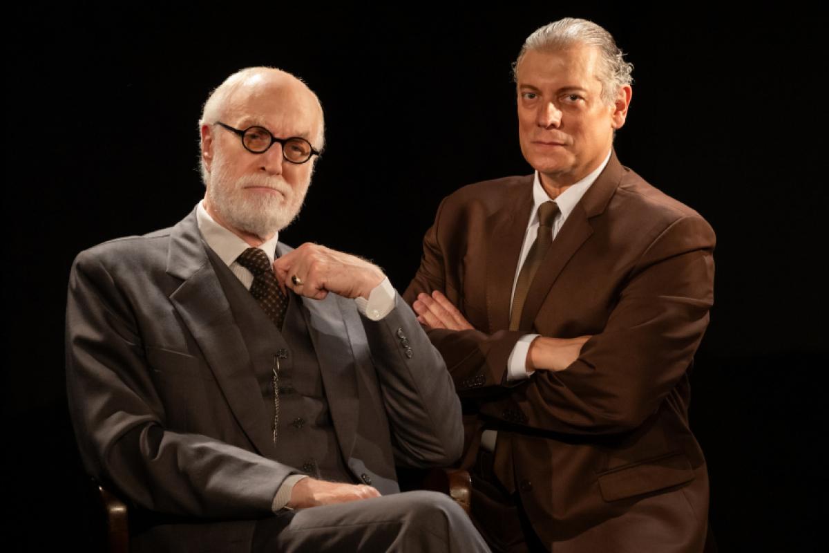 Freud e C.S. Lewis duelam sobre Deus, fé e o sentido da vida em um encontro provocador.