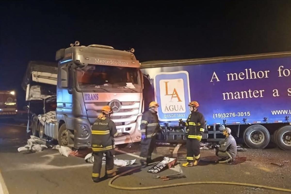 Colisão frontal ocorreu na noite desta segunda-feira (15) em frente à Cargill; motorista ficou preso nas ferragens e não resistiu.