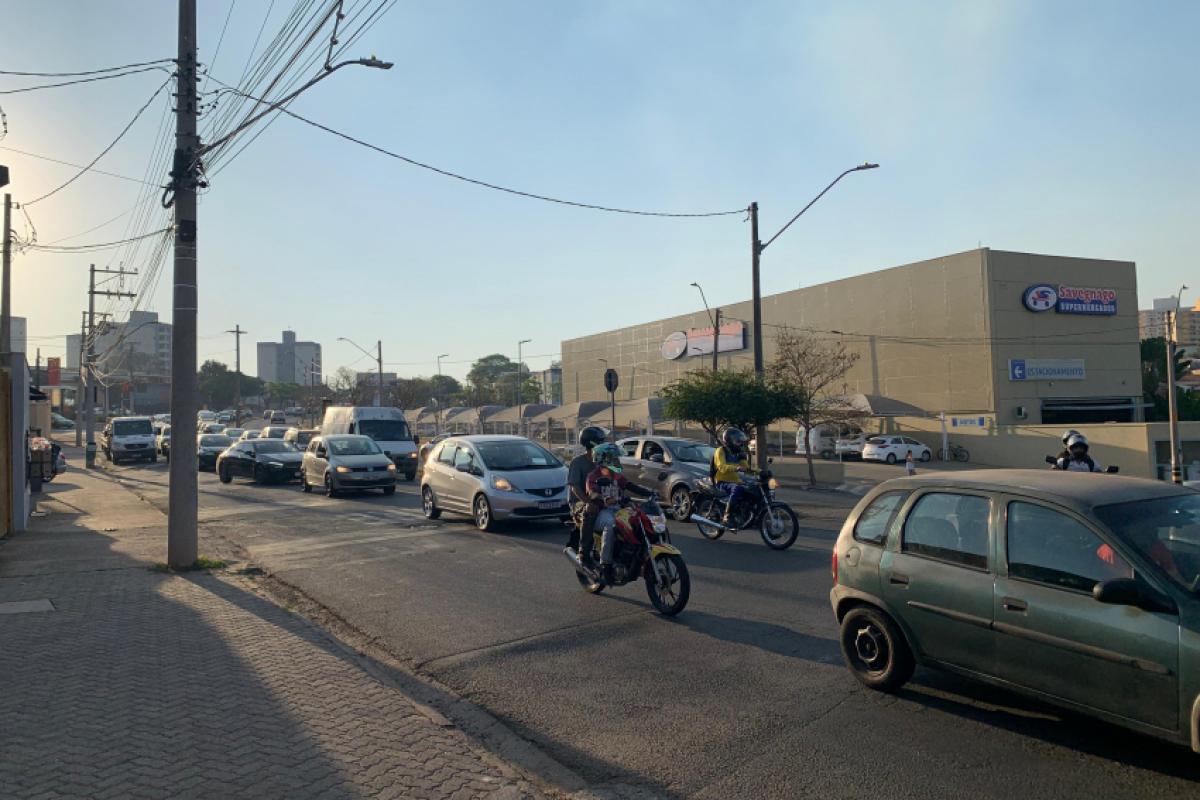 A região apresenta fluxo intenso de veículos e não possui estrutura adequada para a travessia de pedestres