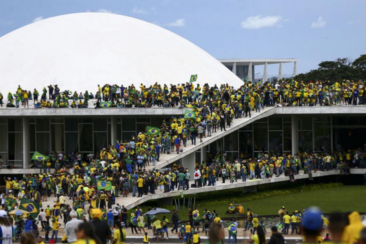 Os mandados foram enviados à Polícia Federal (PF), já que os réus são considerados foragidos após o trânsito em julgado das sentenças.