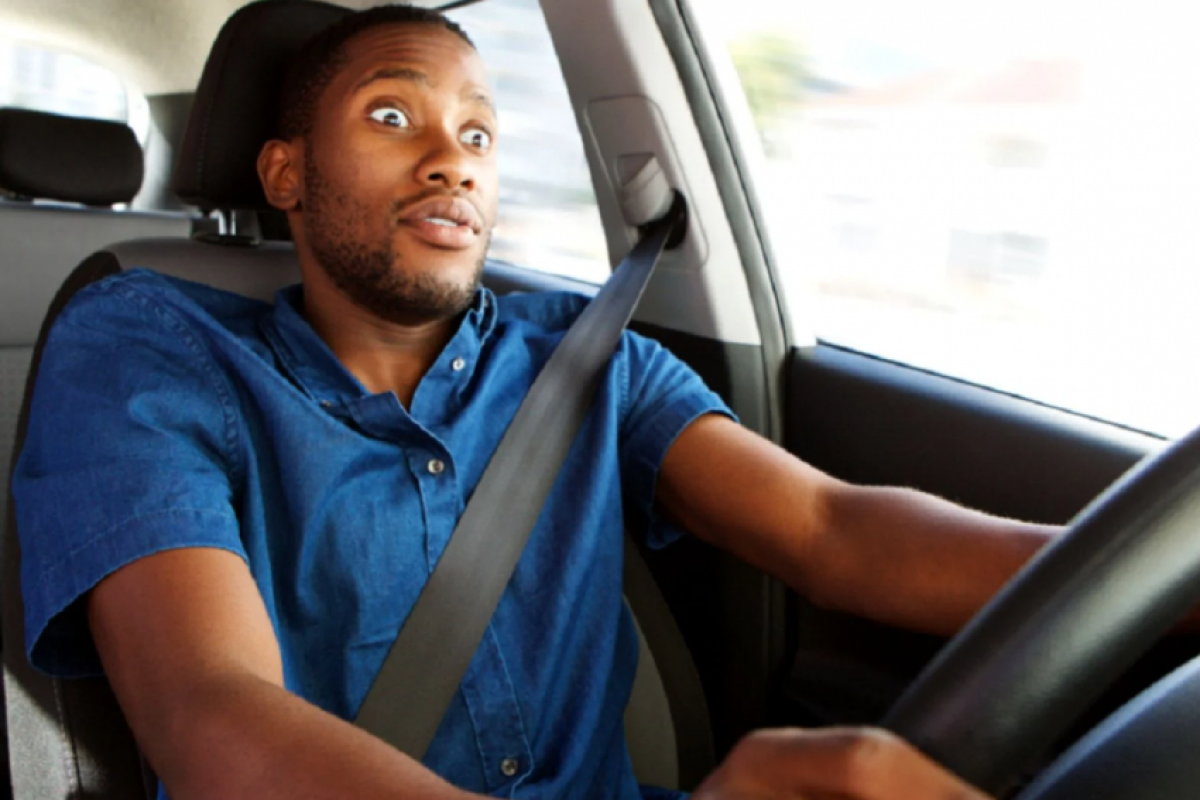 Muitos motoristas ainda travam diante de situações comuns: estacionar, encarar ladeiras, dirigir em avenidas movimentadas ou enfrentar o trânsito pesado.