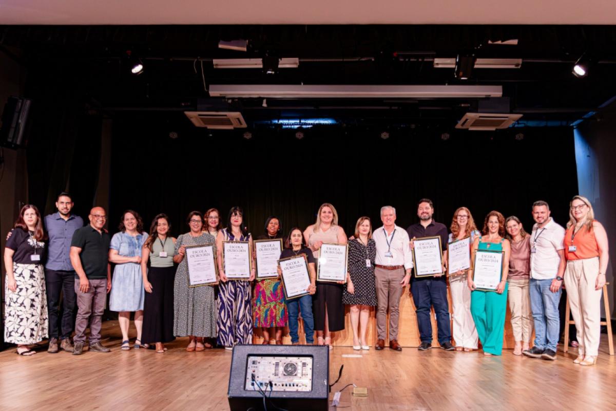 Representantes das escolas, alunos e o Poder Público, durante a entrega dos prêmios