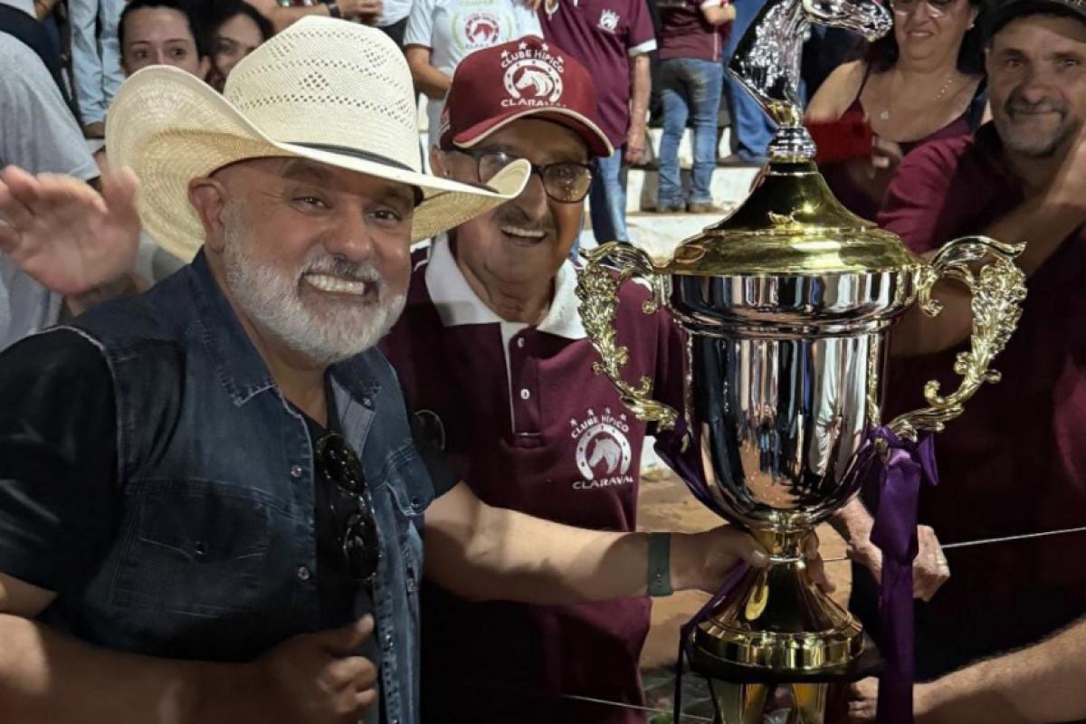 Rionegro, ao lado do troféu conquistado pelo Claraval, nesse domingo
