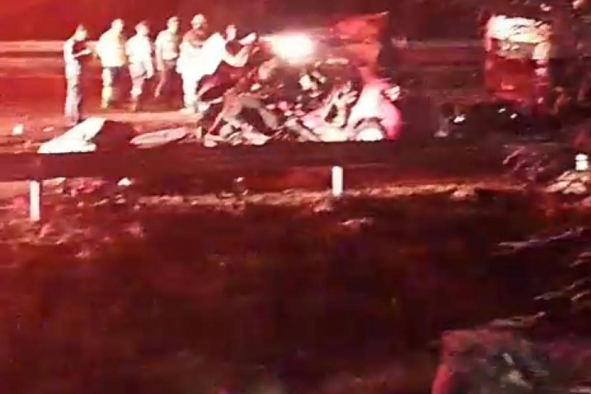 Dois carros e uma motocicleta se envolveram no acidente que matou 5 e feriu 2  a SP 304.