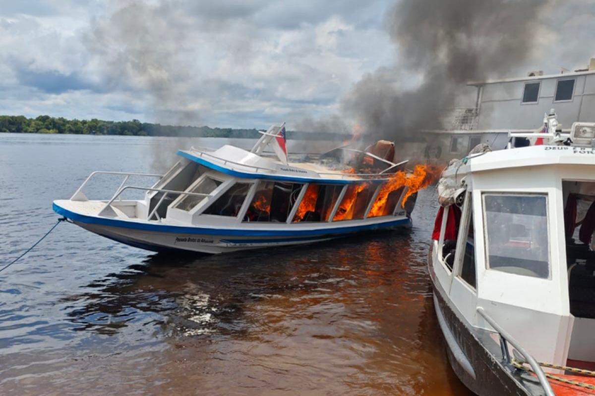 Embarcação pegando fogo no Amazonas