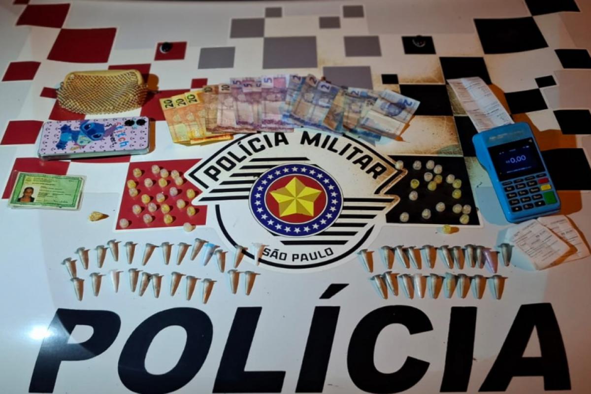 A mulher foi presa e as drogas apreendidas pela Polícia Militar.