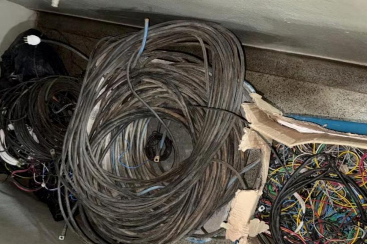 Os fios de cobre foram apreendidos e levados ao plantão policial.