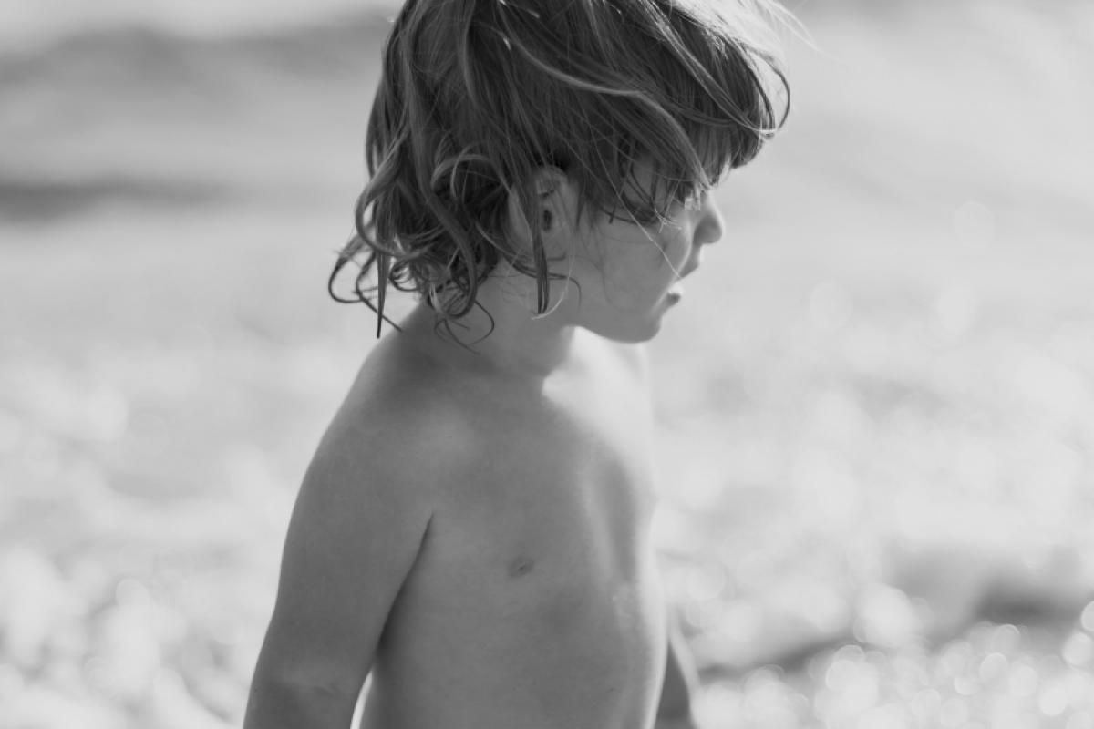 Menino de 2 anos era filho de um casal de irmãos biológicos que viviam relação incestuosa.