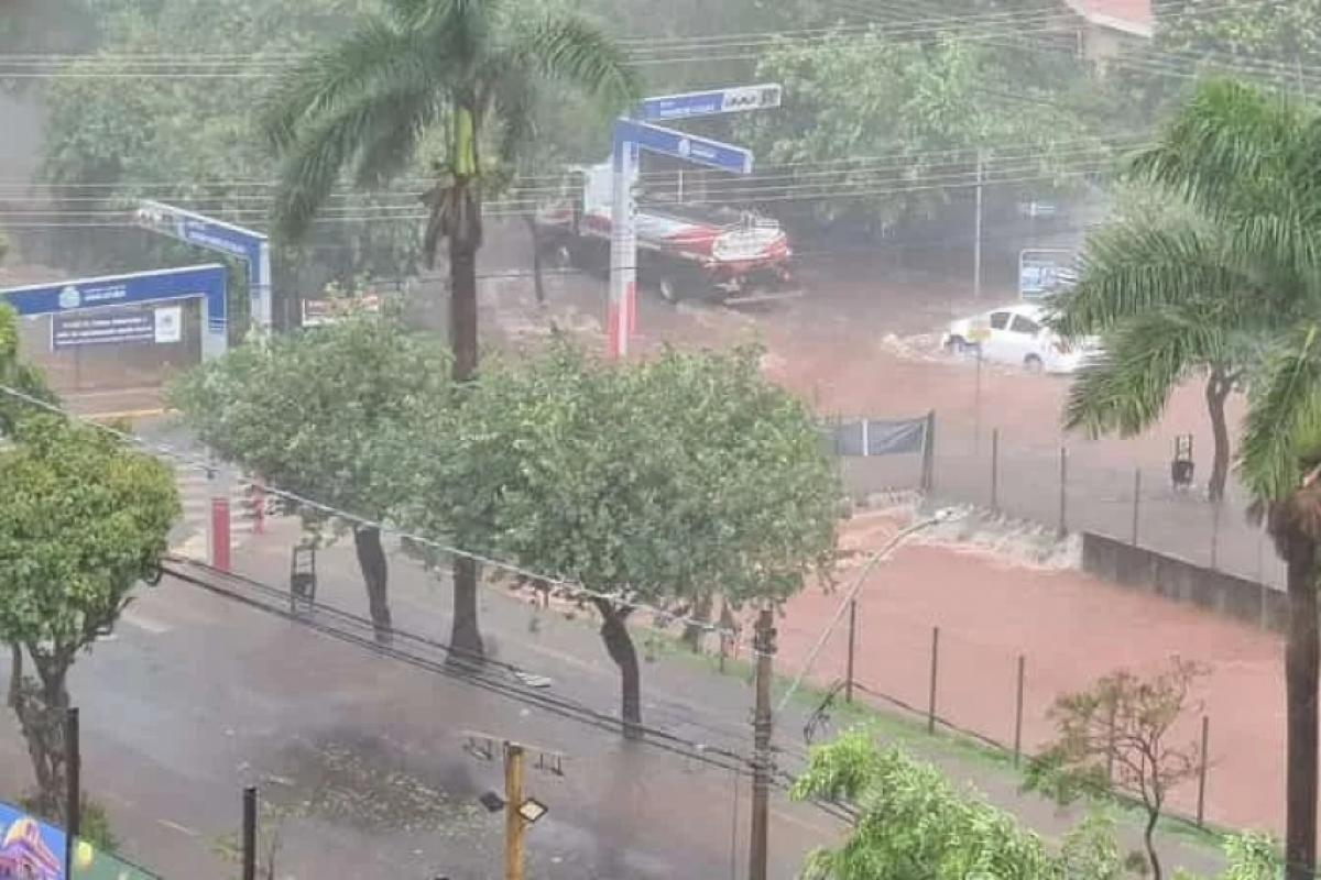 Boletim estadual prevê chuvas fortes, ventos intensos e raios, entre domingo e segunda