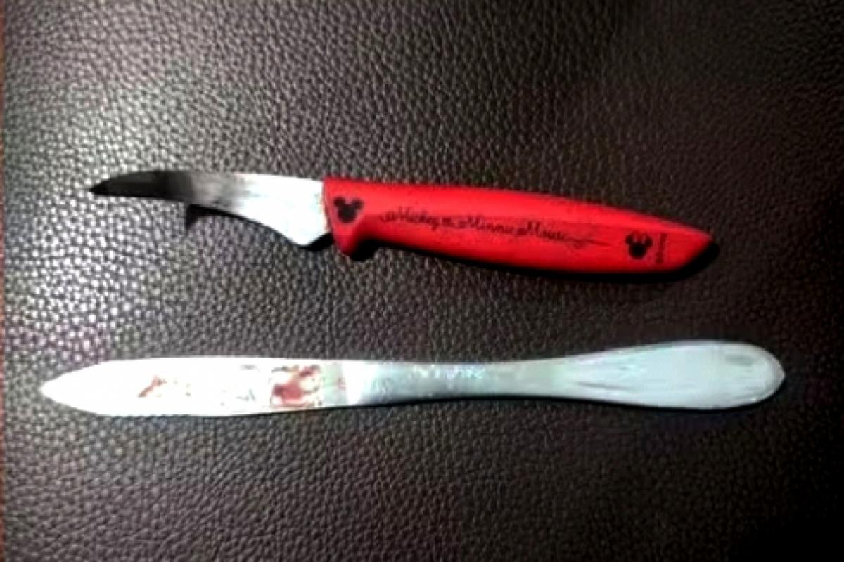 O homem foi preso e as duas facas apreendidas.