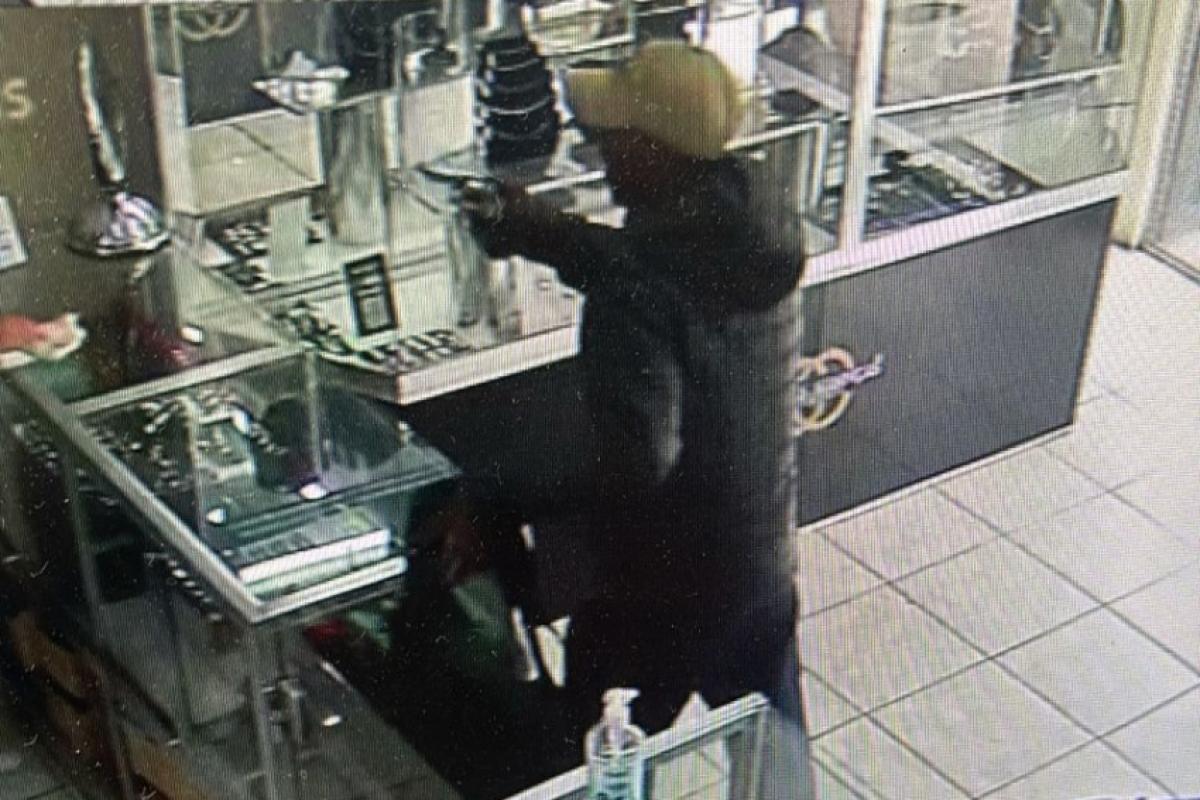 Ladrão sacou a arma da mochila e ameaçou os funcionários