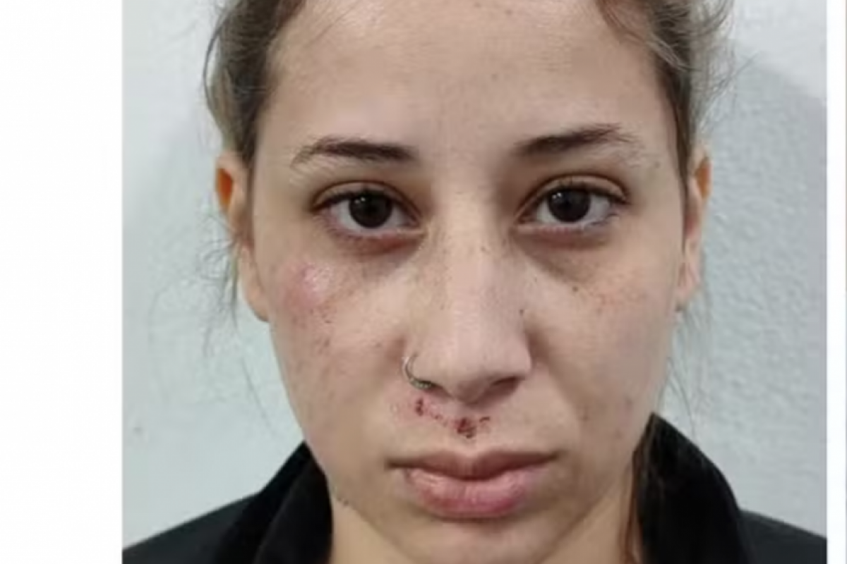 A suspeita seria namorada de um dos homens procurados por participação no crime.