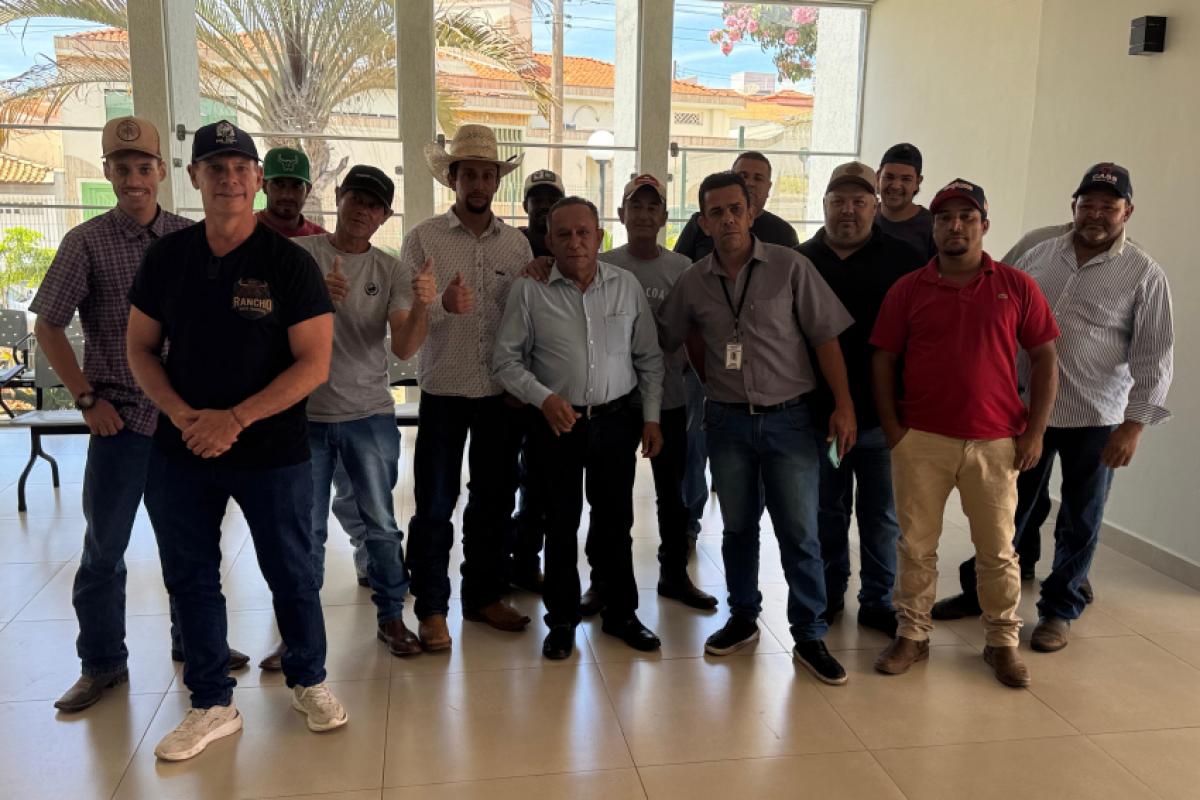 Vereador Zezinho Cabeleireiro, autor do projeto, com representantes do setor de rodeios, na Câmara Municipal