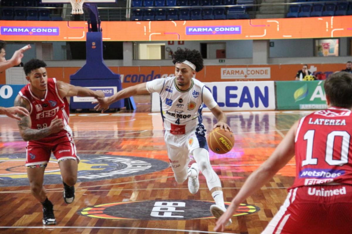 Lance do jogo entre São José e Franca